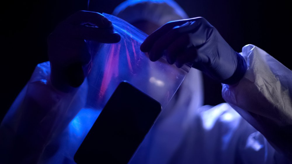 Criminal,Expert,Putting,Smartphone,With,Criminal,Fingerprints,In,Plastic,Bag